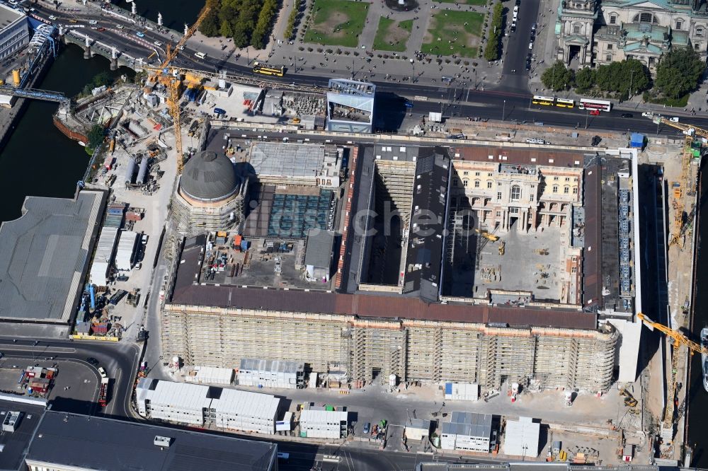 Luftbild Berlin - Umgestaltung des Schlossplatz durch die Baustelle zum Neubau des Humboldt - Forums in Berlin - Mitte