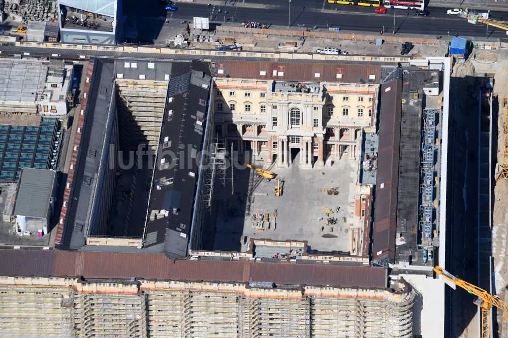 Luftaufnahme Berlin - Umgestaltung des Schlossplatz durch die Baustelle zum Neubau des Humboldt - Forums in Berlin - Mitte