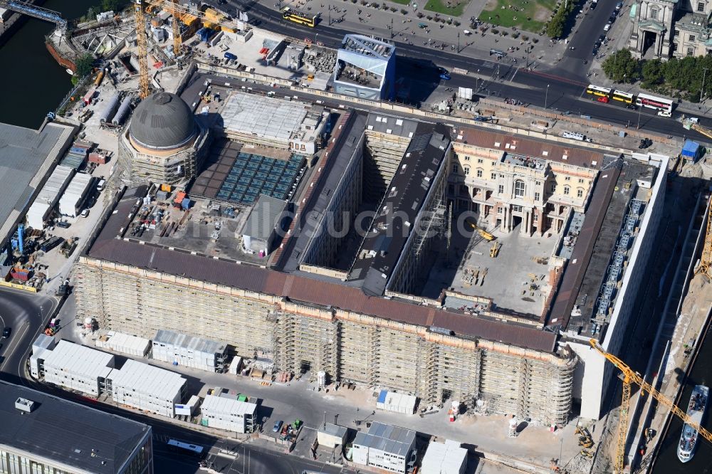 Berlin von oben - Umgestaltung des Schlossplatz durch die Baustelle zum Neubau des Humboldt - Forums in Berlin - Mitte