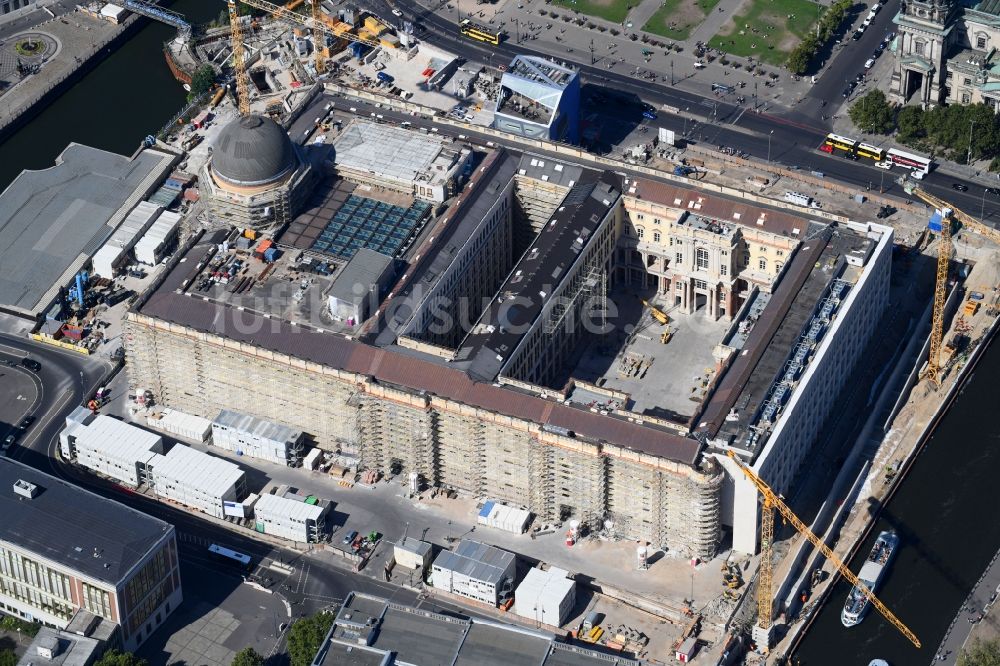 Berlin aus der Vogelperspektive: Umgestaltung des Schlossplatz durch die Baustelle zum Neubau des Humboldt - Forums in Berlin - Mitte