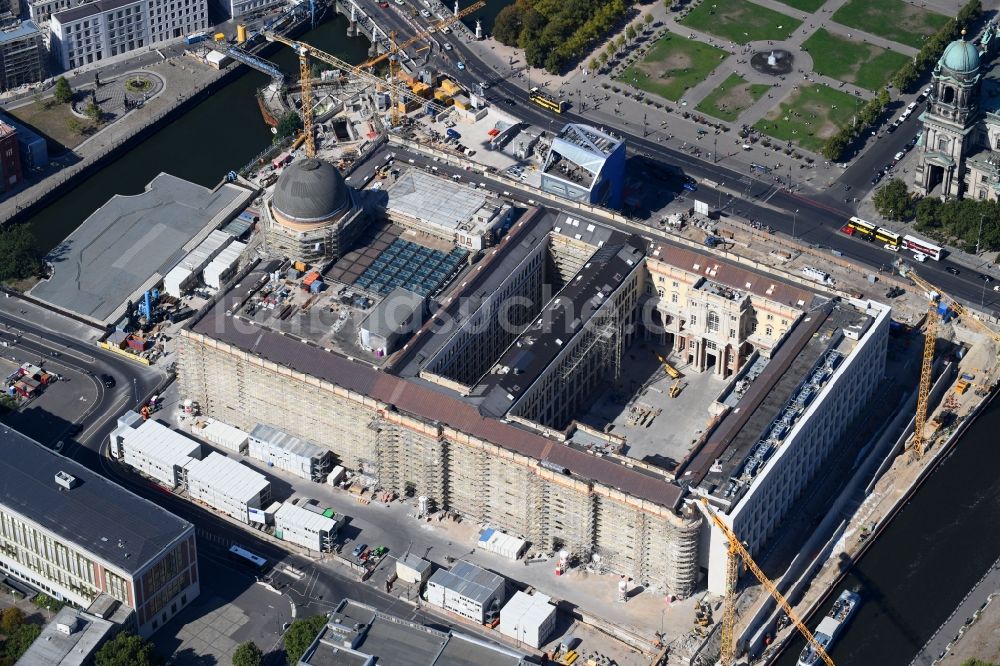 Luftbild Berlin - Umgestaltung des Schlossplatz durch die Baustelle zum Neubau des Humboldt - Forums in Berlin - Mitte