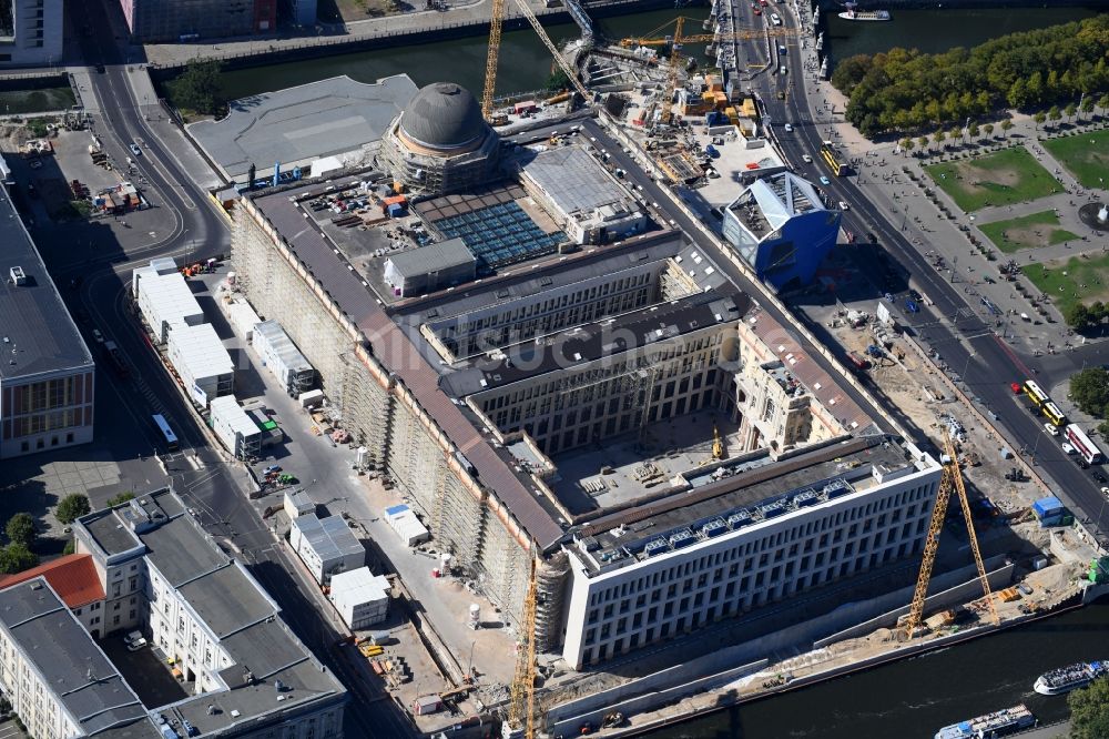 Berlin von oben - Umgestaltung des Schlossplatz durch die Baustelle zum Neubau des Humboldt - Forums in Berlin - Mitte