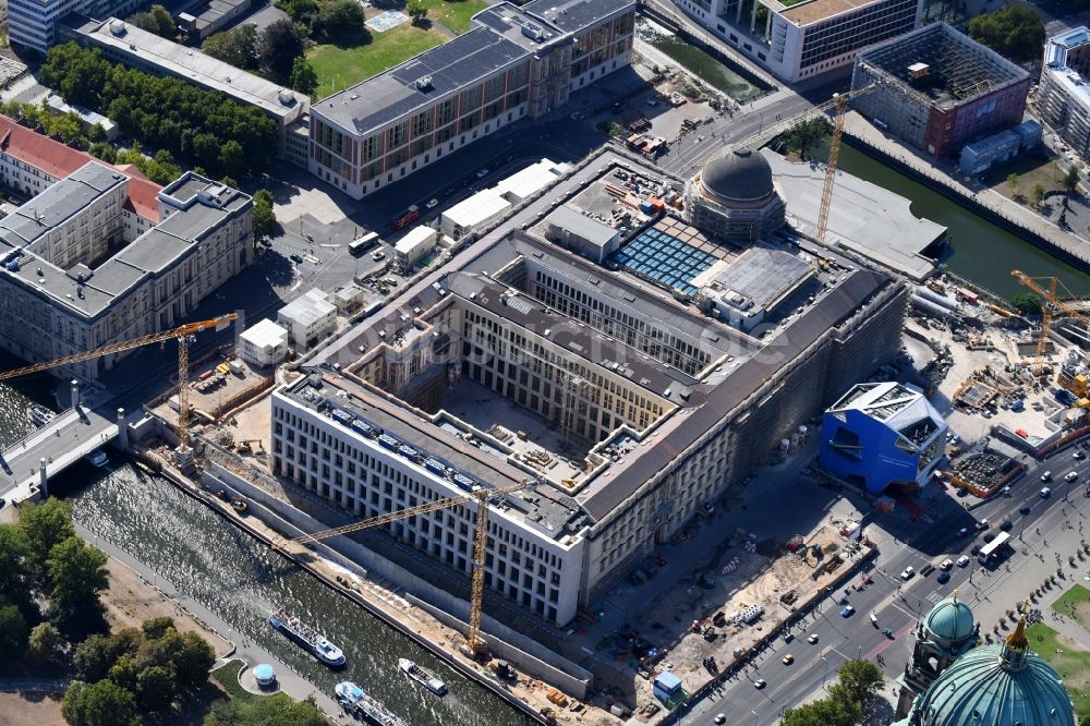 Berlin aus der Vogelperspektive: Umgestaltung des Schlossplatz durch die Baustelle zum Neubau des Humboldt - Forums in Berlin - Mitte