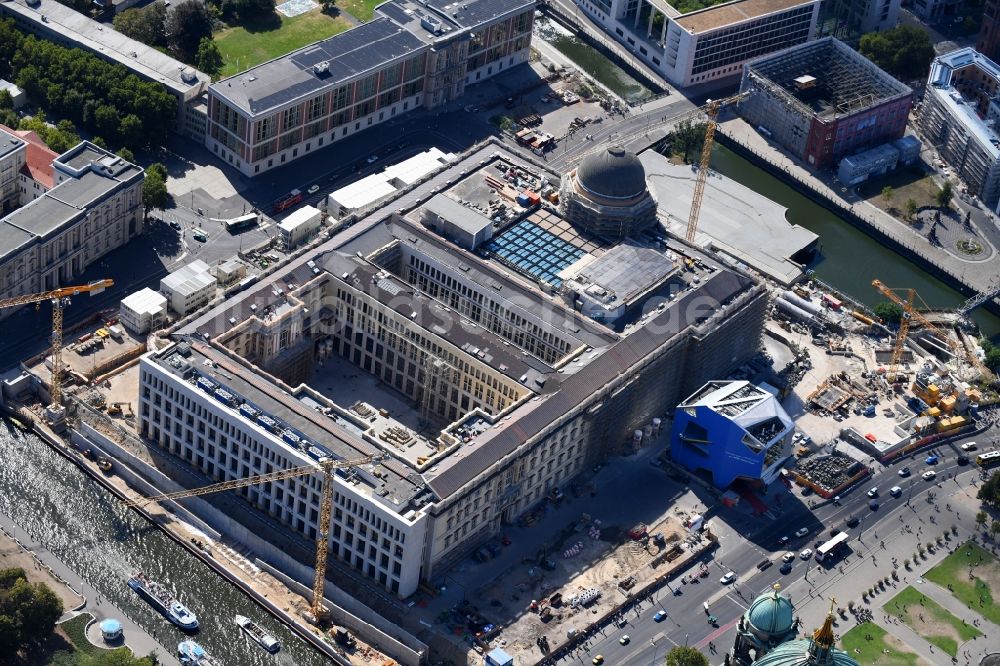 Luftbild Berlin - Umgestaltung des Schlossplatz durch die Baustelle zum Neubau des Humboldt - Forums in Berlin - Mitte