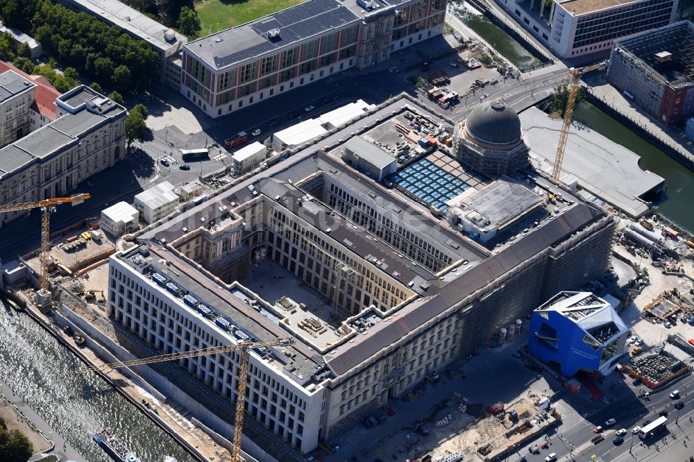 Luftaufnahme Berlin - Umgestaltung des Schlossplatz durch die Baustelle zum Neubau des Humboldt - Forums in Berlin - Mitte