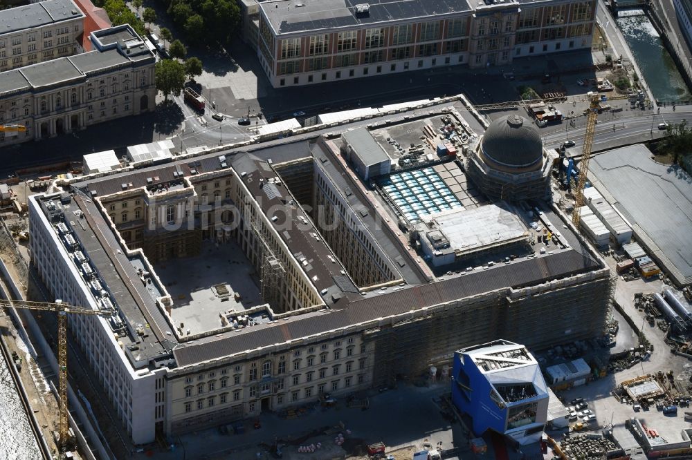 Berlin von oben - Umgestaltung des Schlossplatz durch die Baustelle zum Neubau des Humboldt - Forums in Berlin - Mitte