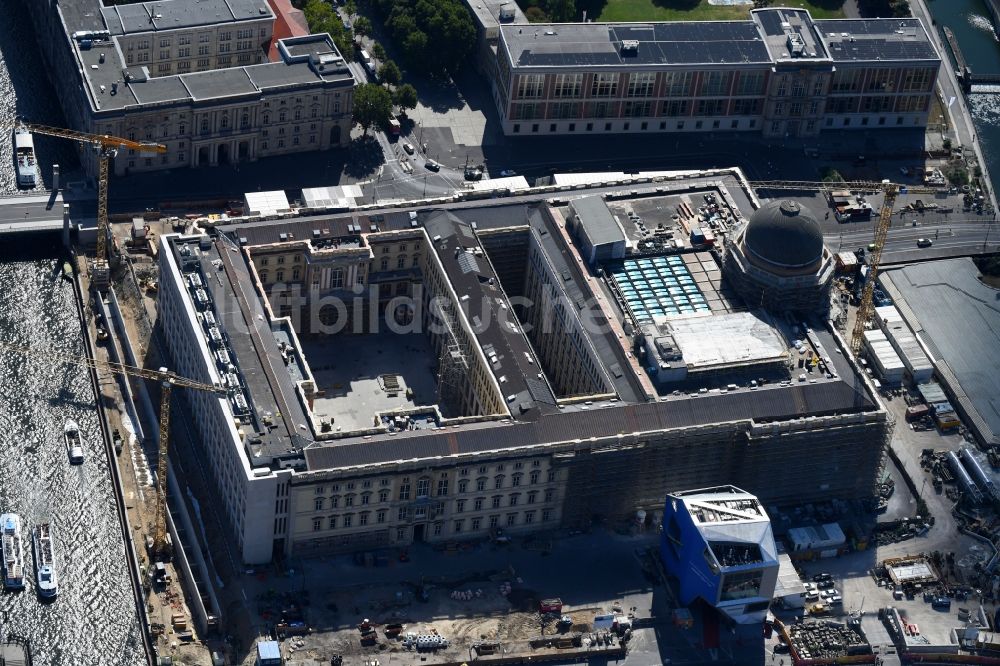 Berlin aus der Vogelperspektive: Umgestaltung des Schlossplatz durch die Baustelle zum Neubau des Humboldt - Forums in Berlin - Mitte