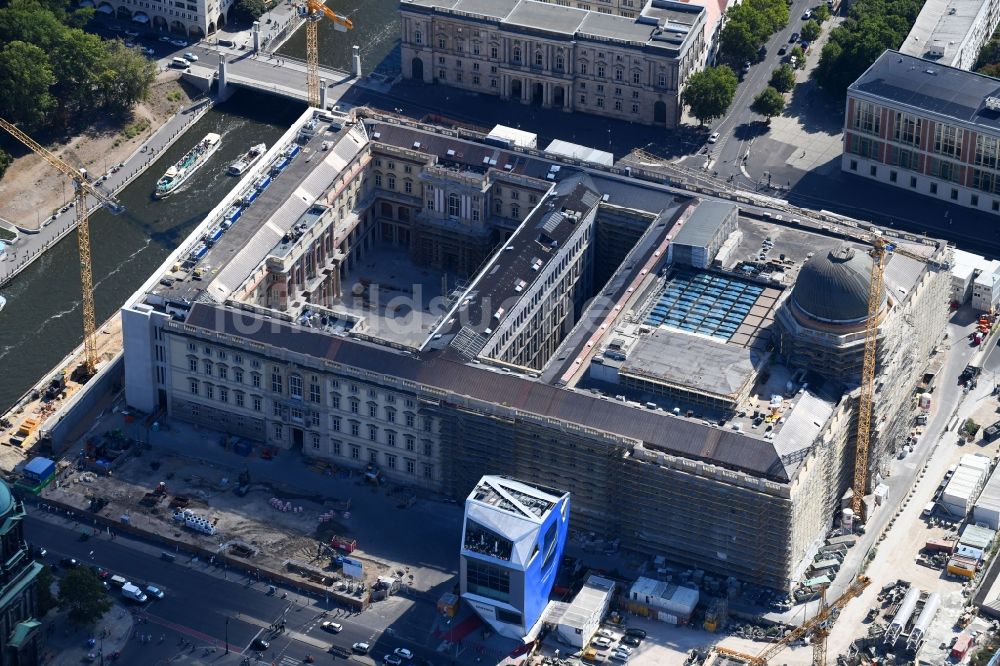 Luftbild Berlin - Umgestaltung des Schlossplatz durch die Baustelle zum Neubau des Humboldt - Forums in Berlin - Mitte