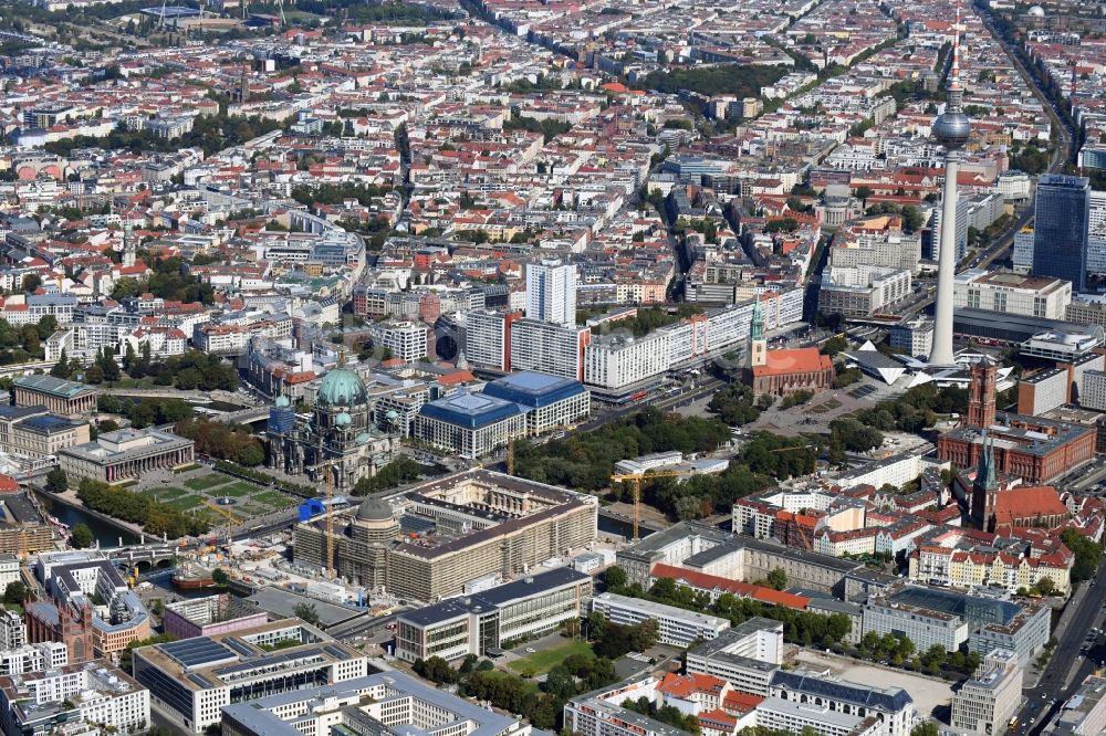 Luftaufnahme Berlin - Umgestaltung des Schlossplatz durch die Baustelle zum Neubau des Humboldt - Forums in Berlin - Mitte