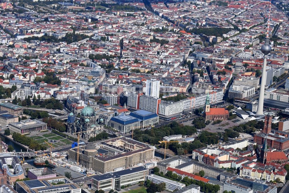 Berlin von oben - Umgestaltung des Schlossplatz durch die Baustelle zum Neubau des Humboldt - Forums in Berlin - Mitte