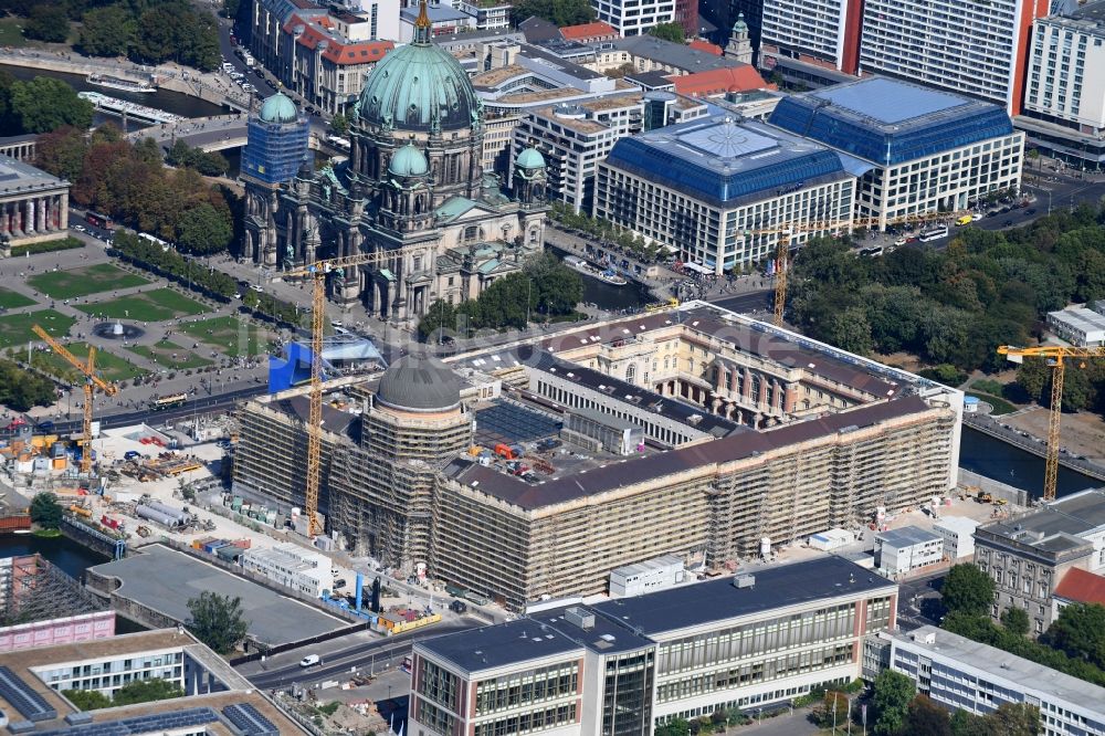 Berlin aus der Vogelperspektive: Umgestaltung des Schlossplatz durch die Baustelle zum Neubau des Humboldt - Forums in Berlin - Mitte