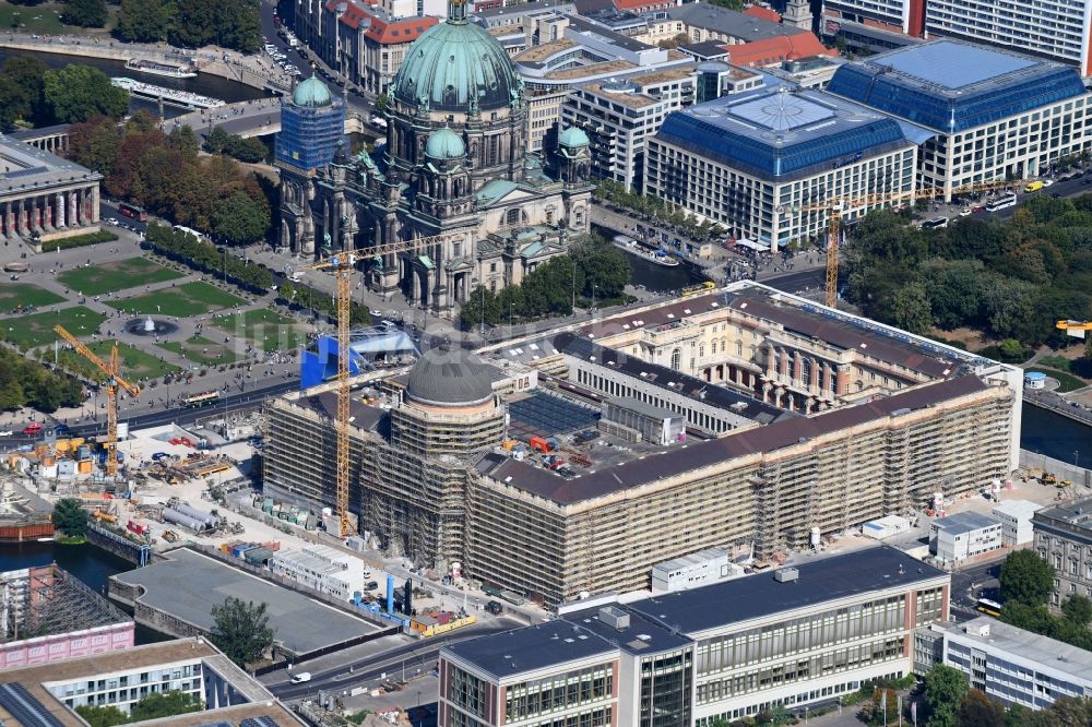 Luftbild Berlin - Umgestaltung des Schlossplatz durch die Baustelle zum Neubau des Humboldt - Forums in Berlin - Mitte