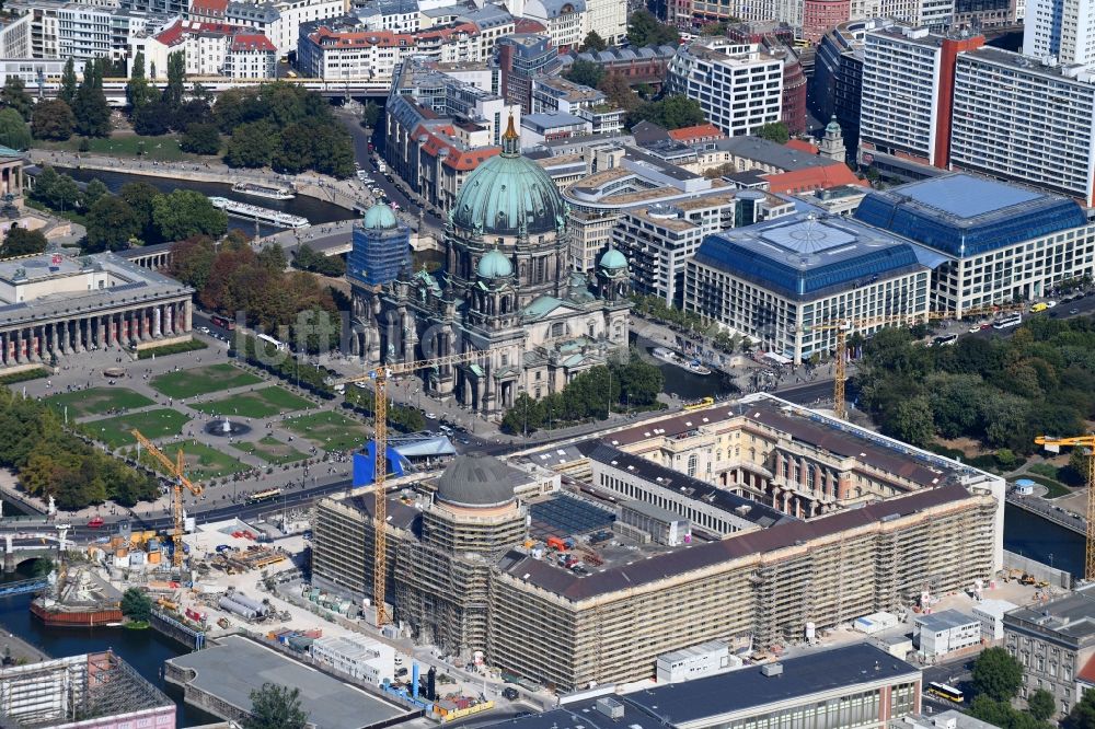 Luftaufnahme Berlin - Umgestaltung des Schlossplatz durch die Baustelle zum Neubau des Humboldt - Forums in Berlin - Mitte