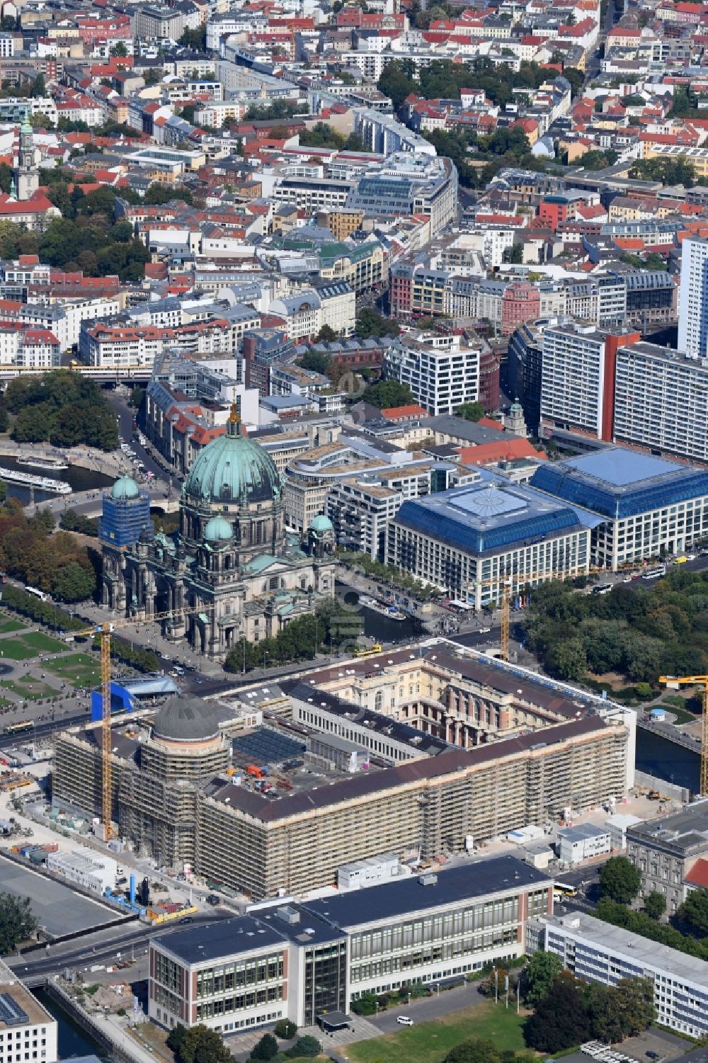 Berlin von oben - Umgestaltung des Schlossplatz durch die Baustelle zum Neubau des Humboldt - Forums in Berlin - Mitte