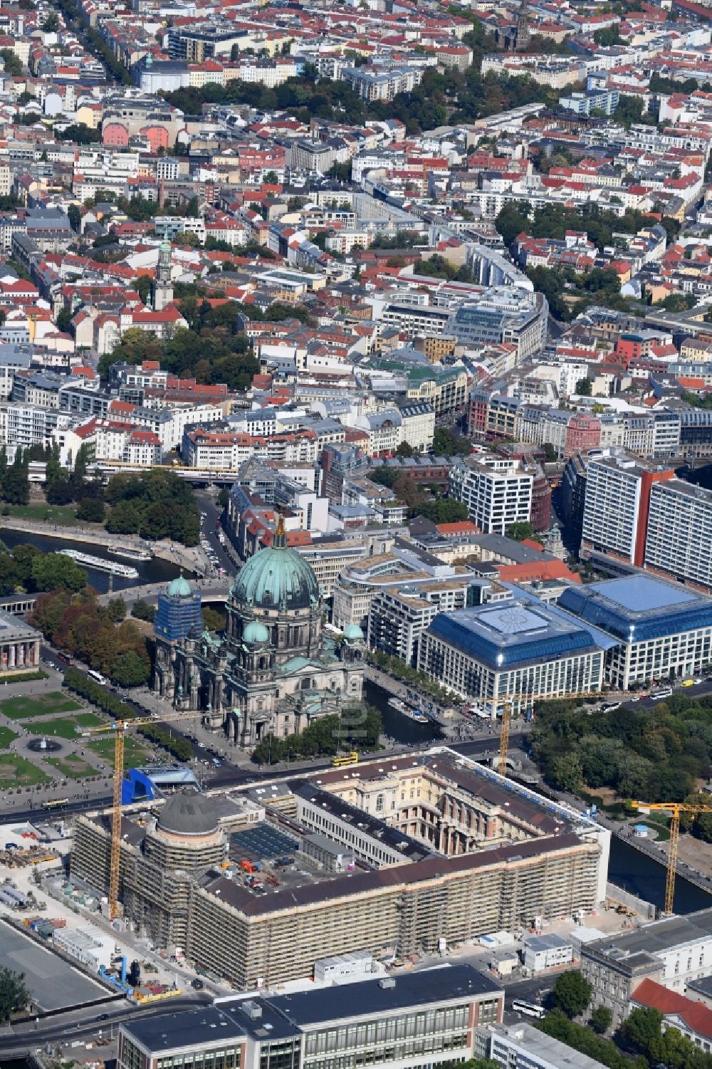 Berlin aus der Vogelperspektive: Umgestaltung des Schlossplatz durch die Baustelle zum Neubau des Humboldt - Forums in Berlin - Mitte