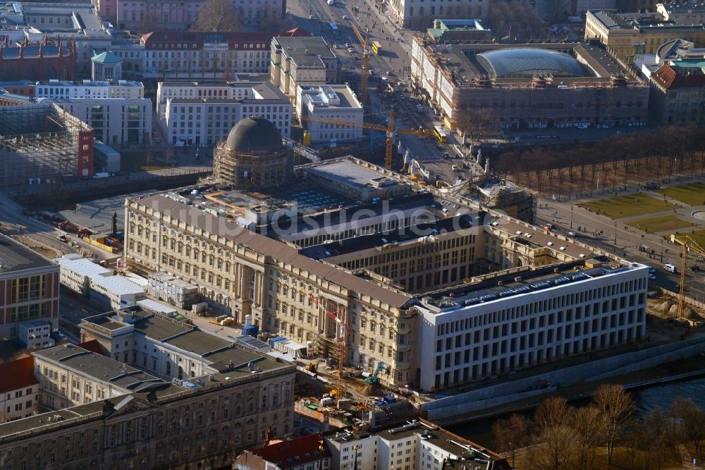 Berlin von oben - Umgestaltung des Schlossplatz durch die Baustelle zum Neubau des Humboldt - Forums in Berlin - Mitte