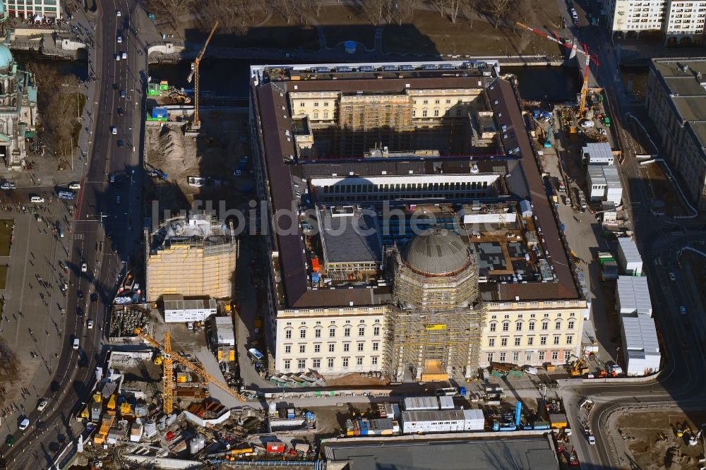 Berlin von oben - Umgestaltung des Schlossplatz durch die Baustelle zum Neubau des Humboldt - Forums in Berlin - Mitte