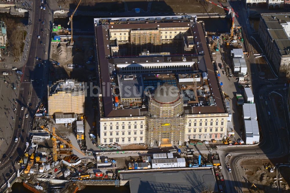 Berlin aus der Vogelperspektive: Umgestaltung des Schlossplatz durch die Baustelle zum Neubau des Humboldt - Forums in Berlin - Mitte