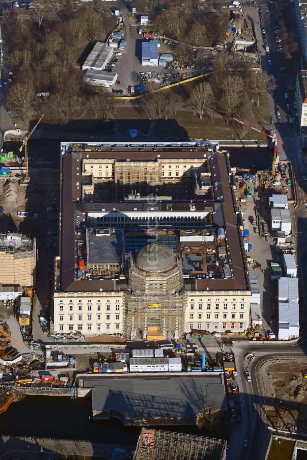 Luftbild Berlin - Umgestaltung des Schlossplatz durch die Baustelle zum Neubau des Humboldt - Forums in Berlin - Mitte