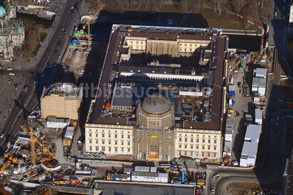 Luftaufnahme Berlin - Umgestaltung des Schlossplatz durch die Baustelle zum Neubau des Humboldt - Forums in Berlin - Mitte