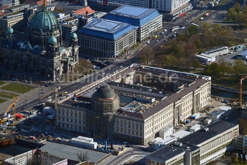 Berlin aus der Vogelperspektive: Umgestaltung des Schlossplatz durch die Baustelle zum Neubau des Humboldt - Forums in Berlin - Mitte