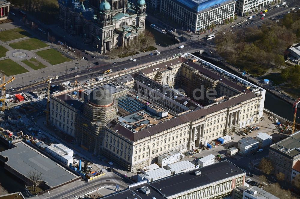 Luftbild Berlin - Umgestaltung des Schlossplatz durch die Baustelle zum Neubau des Humboldt - Forums in Berlin - Mitte