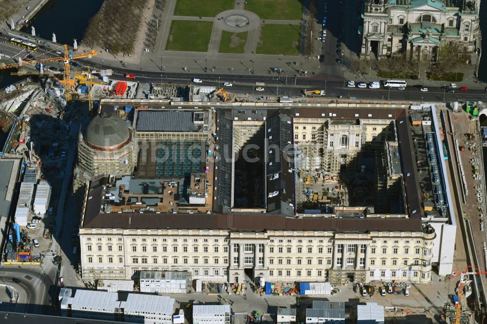 Luftaufnahme Berlin - Umgestaltung des Schlossplatz durch die Baustelle zum Neubau des Humboldt - Forums in Berlin - Mitte