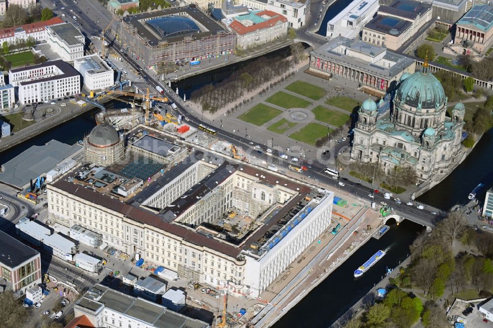 Berlin aus der Vogelperspektive: Umgestaltung des Schlossplatz durch die Baustelle zum Neubau des Humboldt - Forums in Berlin - Mitte