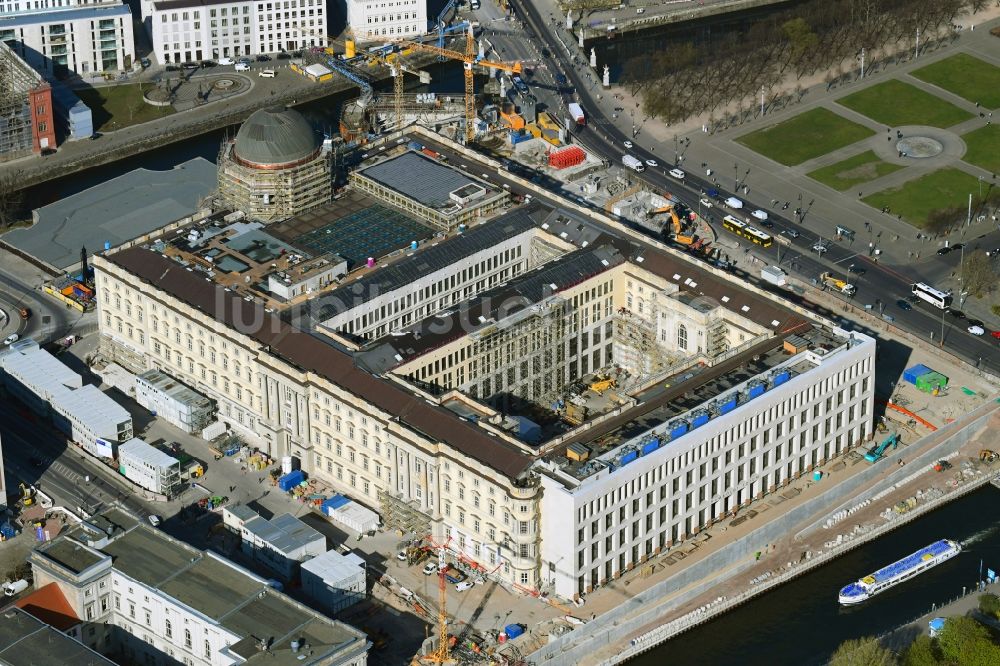 Luftbild Berlin - Umgestaltung des Schlossplatz durch die Baustelle zum Neubau des Humboldt - Forums in Berlin - Mitte