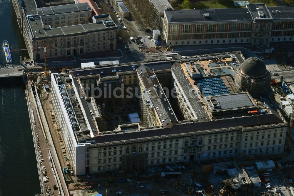 Berlin aus der Vogelperspektive: Umgestaltung des Schlossplatz durch die Baustelle zum Neubau des Humboldt - Forums in Berlin - Mitte