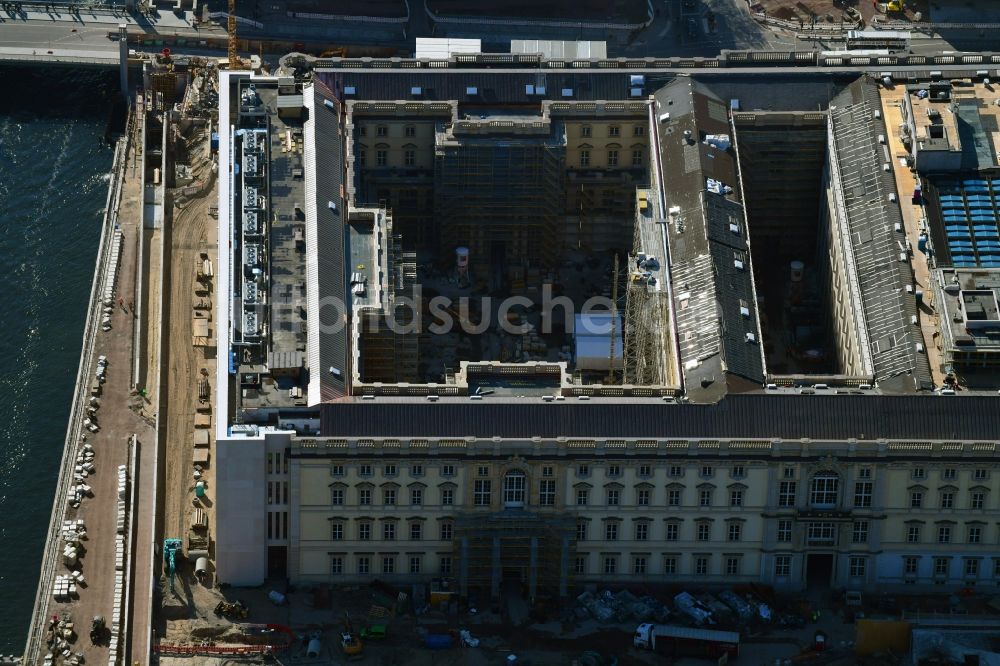 Luftbild Berlin - Umgestaltung des Schlossplatz durch die Baustelle zum Neubau des Humboldt - Forums in Berlin - Mitte