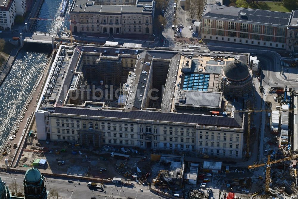 Luftaufnahme Berlin - Umgestaltung des Schlossplatz durch die Baustelle zum Neubau des Humboldt - Forums in Berlin - Mitte