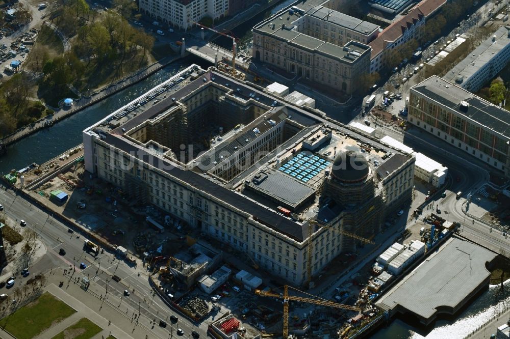 Berlin von oben - Umgestaltung des Schlossplatz durch die Baustelle zum Neubau des Humboldt - Forums in Berlin - Mitte