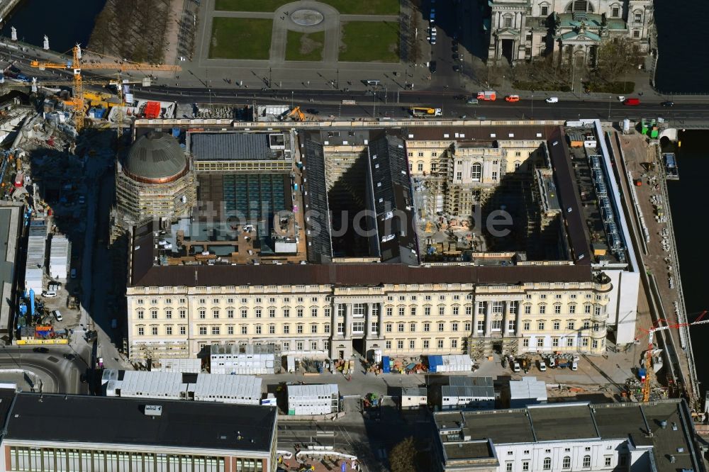 Berlin aus der Vogelperspektive: Umgestaltung des Schlossplatz durch die Baustelle zum Neubau des Humboldt - Forums in Berlin - Mitte