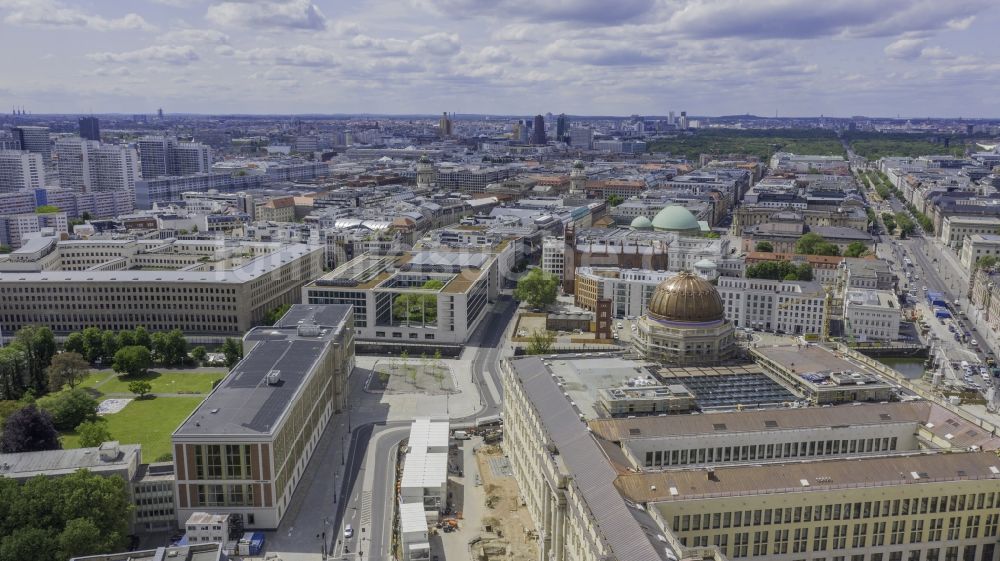 Luftaufnahme Berlin - Umgestaltung des Schlossplatz durch die Baustelle zum Neubau des Humboldt - Forums in Berlin - Mitte