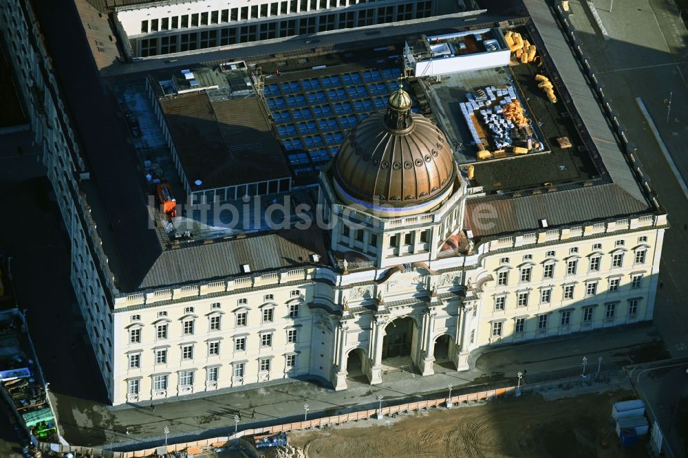 Berlin aus der Vogelperspektive: Umgestaltung des Schlossplatz durch die Baustelle zum Neubau des Humboldt - Forums in Berlin - Mitte