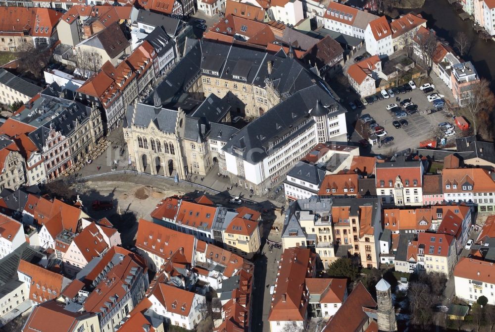 Erfurt aus der Vogelperspektive: Umgestaltung der Straße vor dem historischen Rathaus der Landeshauptstadt Erfurt in Thüringen