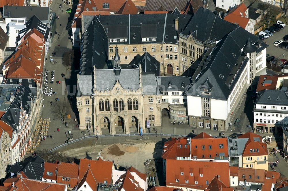 Luftbild Erfurt - Umgestaltung der Straße vor dem historischen Rathaus der Landeshauptstadt Erfurt in Thüringen