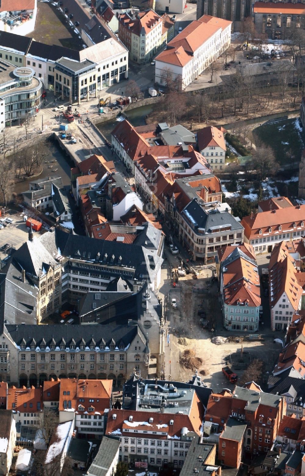 Luftaufnahme Erfurt - Umgestaltung der Straße vor dem historischen Rathaus der Landeshauptstadt Erfurt in Thüringen