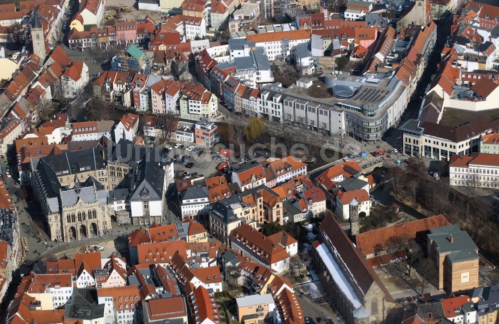 Erfurt von oben - Umgestaltung der Straße vor dem historischen Rathaus der Landeshauptstadt Erfurt in Thüringen