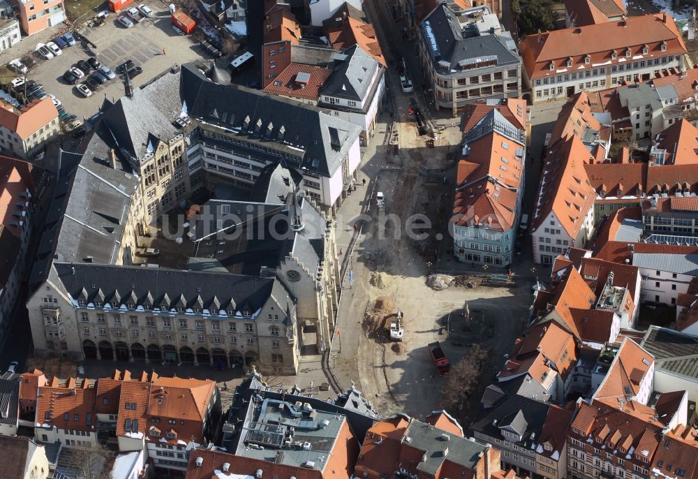 Erfurt aus der Vogelperspektive: Umgestaltung der Straße vor dem historischen Rathaus der Landeshauptstadt Erfurt in Thüringen