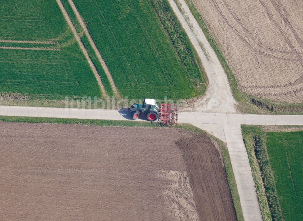 Friedland aus der Vogelperspektive: Umpflugarbeiten und Umschichtung der Erde durch einen Traktor mit Pflug auf landwirtschaftlichen Feldern im Ortsteil Groß Schneen in Friedland im Bundesland Niedersachsen