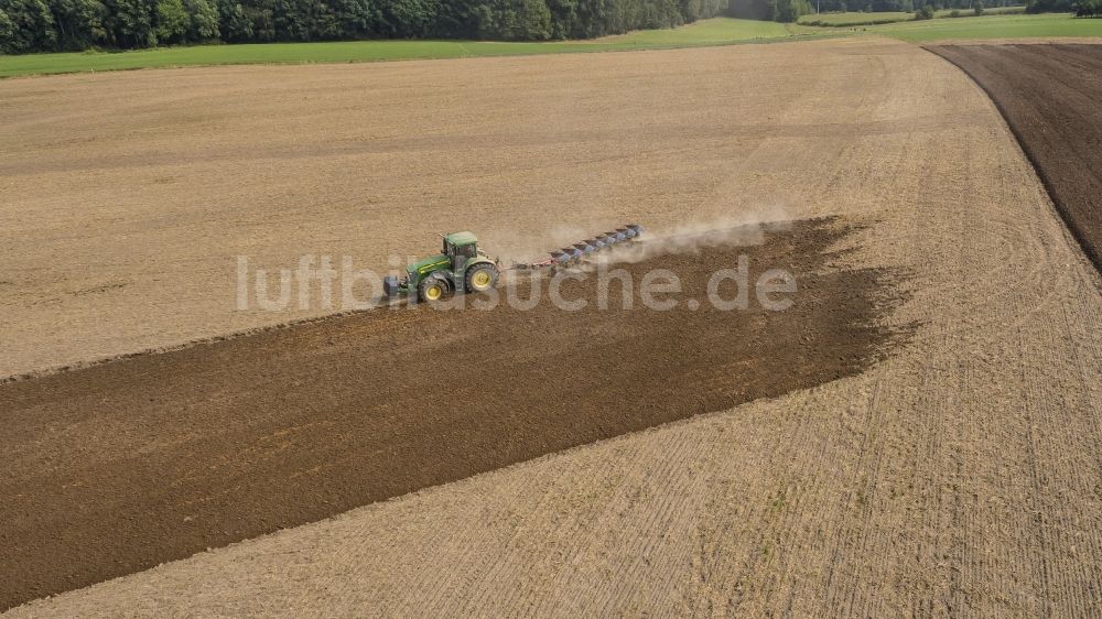 Luftaufnahme Sauheim - Umpflugarbeiten und Umschichtung der Erde durch einen Traktor mit Pflug auf landwirtschaftlichen Feldern in Sauheim im Bundesland Bayern