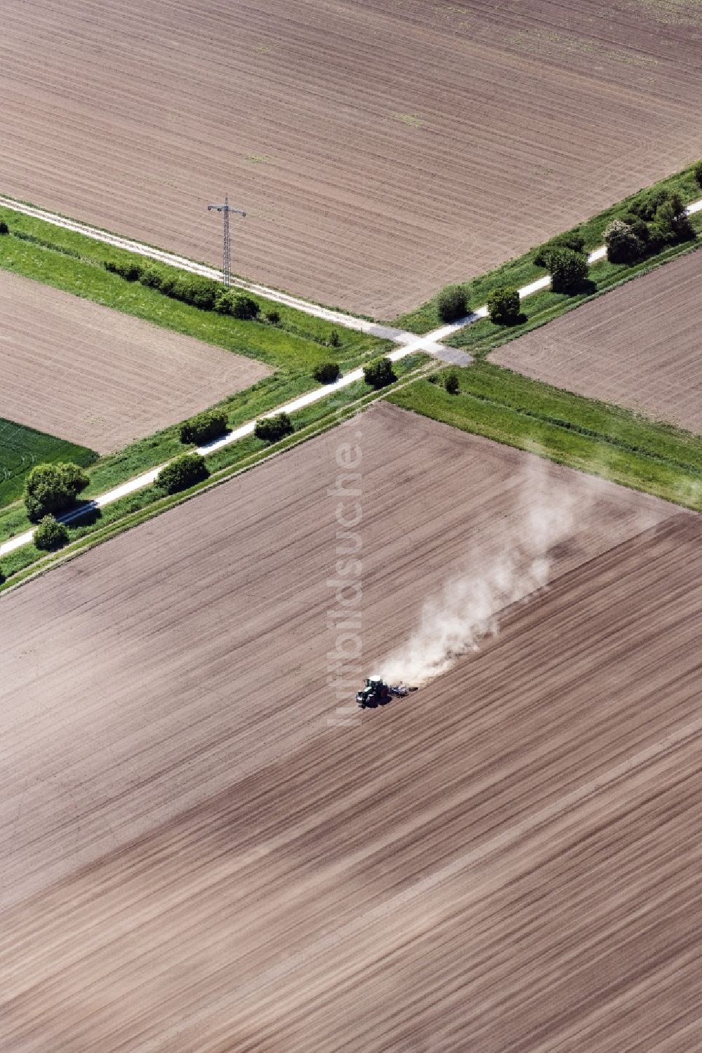 Worms von oben - Umpflugarbeiten und Umschichtung der Erde durch einen Traktor mit Pflug auf landwirtschaftlichen Feldern in Worms im Bundesland Rheinland-Pfalz, Deutschland