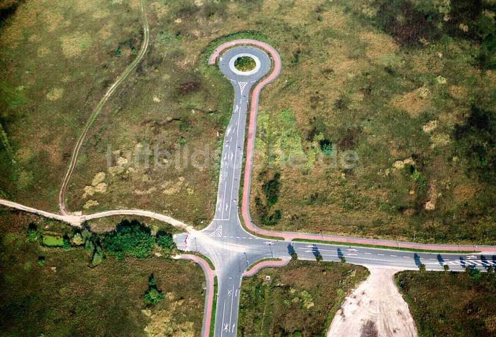 Königswusterhausen / Brandenburg aus der Vogelperspektive: Ungebaute Straße in Königs-Wusterhausen, Gewerbegebiet- Ost