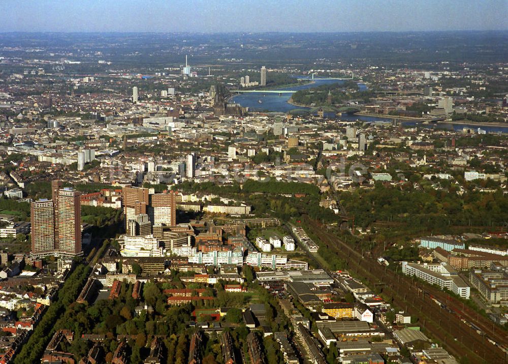 Köln aus der Vogelperspektive: Unicenter und rechts daneben die Universität mit den Flachbauten am Grüngürtel im Süden von Köln