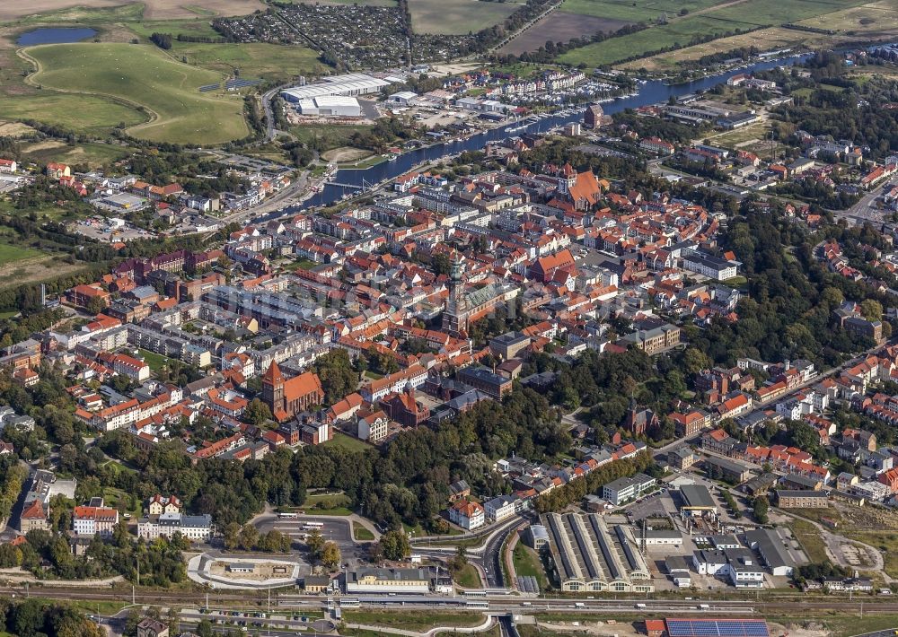 Greifswald aus der Vogelperspektive: Universität und Fachwerkhaus- und Mehrfamilienhaus- Wohngebiet in Greifswald im Bundesland Mecklenburg-Vorpommern