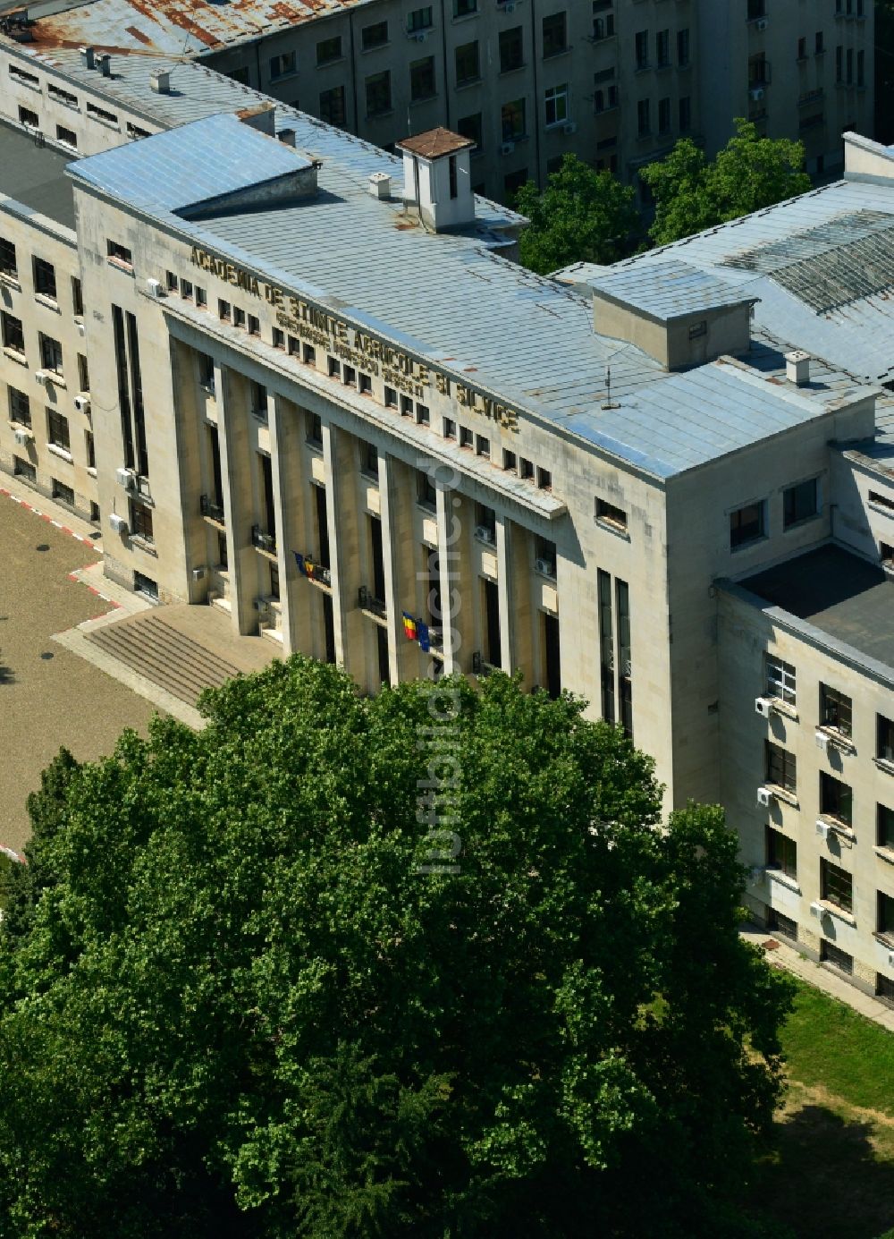 Luftbild Bukarest - Universitätsgebäude der ACADEMIA DE STIINTE AGRICOLE SI SILVICE GHEORGHE IONESCU - SISESTI am Bulevardul Marasti in Bukarest in Rumänien