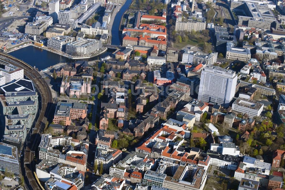 Luftaufnahme Berlin - Universitätsklinikum Campus Charité – Universitätsmedizin Berlin im Ortsteil Mitte in Berlin