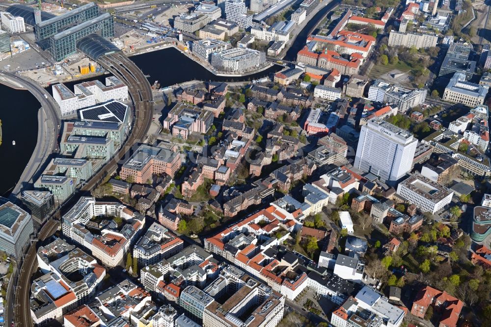 Berlin aus der Vogelperspektive: Universitätsklinikum Campus Charité – Universitätsmedizin Berlin im Ortsteil Mitte in Berlin